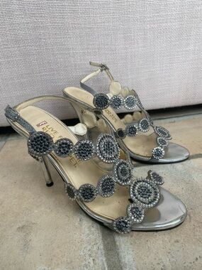 E! Live From The Red Carpet Gemstone Heels – Silver Metallic